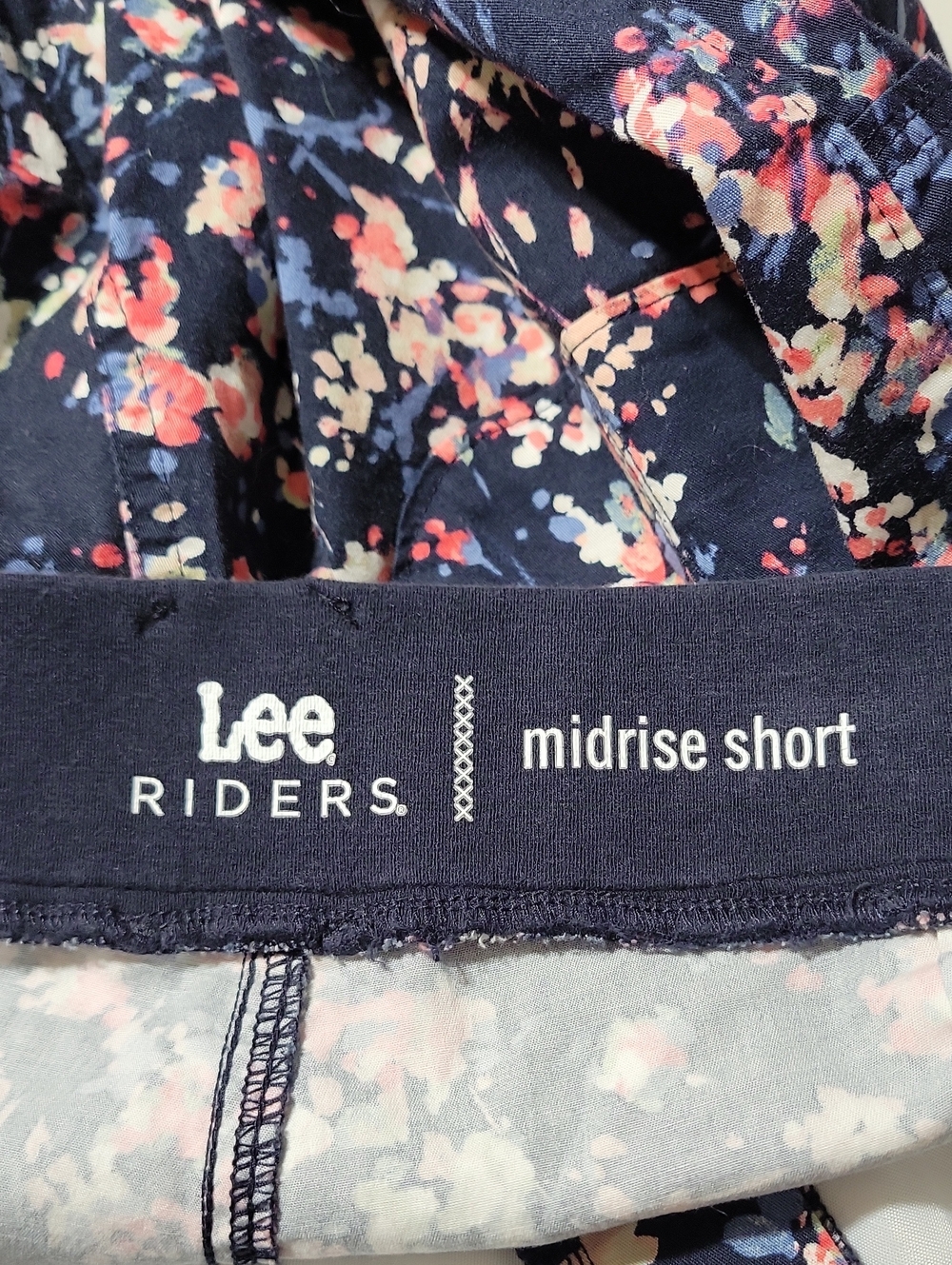 Lee Riders Women's Navy Floral Midrise Stretchy Flat Front Shorts Sz 16M - Picture 11 of 12